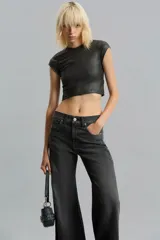 Remera crop negra de morley con foil, calce slim, escote redondo y mangas cortas.