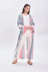 Kaftan largo con estampado geométrico en tonos azul, rojo y blanco, con cinturón blanco.