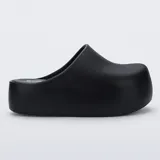 Sandalia tipo zueco Melissa modelo Free Clog Up, color negro, con diseño moderno de plataforma y punta cuadrada.