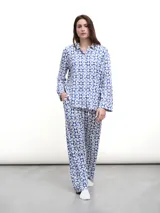 Conjunto de pijama de dos piezas, color verde menta con estampado de cuadros irregulares en blanco. Incluye camisa de manga larga con botones y pantalón largo con cintura elástica.