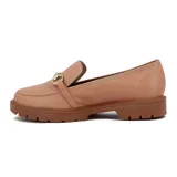 Mocasines de mujer color rosa viejo con suela track y detalle de herraje metálico dorado en el empeine.