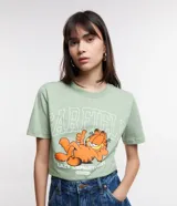 Remera verde con estampa de Garfield y texto "Garfield Lazy Department Since 1978".