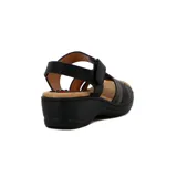Sandalia de confort negra con tiras cruzadas, pulsera con velcro y plataforma baja.