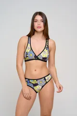 Top de bikini tipo triángulo cruzado en el escote, con tiras anchas que se cruzan en la espalda y estampado floral sobre base negra.