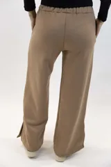 Pantalón deportivo wideleg de color azul marino, con cintura elástica y bolsillos laterales amplios.