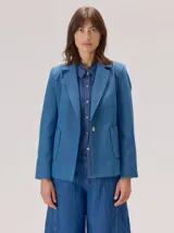 Blazer de denim estructurado con solapas clásicas, cierre frontal de un botón y bolsillos laterales con solapa. Presenta costuras visibles en contraste y un corte sastrero.