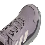 Championes Adidas Terrex Anylander color lila con detalles en gris y beige. Zapatillas de trekking de corte bajo, con amortiguación en la mediasuela y suela Traxion para mayor agarre.