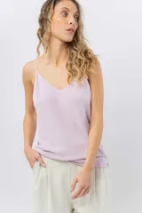 Musculosa de breteles finos con escote en V, confeccionada en tejido fluido con textura satinada y espalda en U.
