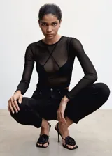 Jeans de corte skinny con efecto push-up, tiro bajo y diseño de cinco bolsillos. Confeccionados en tejido elástico de mezcla de algodón.