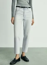 Jeans de corte mom-fit con tiro alto, confeccionados en tejido de algodón con un toque de elasticidad. Presentan diseño clásico de cinco bolsillos, cierre de cremallera con botón y trabillas para cinturón.
