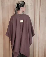 Ruana tejida en algodón con destellos de lurex, de corte amplio y diseño abierto, con textura en punto relieve.