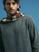 Sweater de punto con cuello redondo y mangas largas, confeccionado en tejido moteado de textura jaspeada.