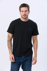 Remera lisa de manga corta y cuello redondo, color gris oscuro, de calce cómodo con pequeño logo bordado en el pecho.