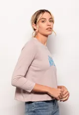 Remera gris con mangas 3/4, cuello redondo y estampa frontal con la frase 'Paris Lovers' en color dorado.