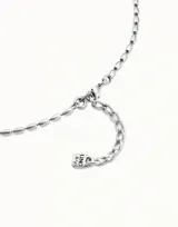 Collar de cadena fina compuesto por eslabones ovalados pequeños en tono plateado, con cierre de mosquetón y placa con logo de la marca.