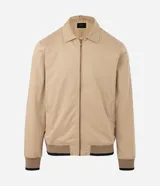 Campera tipo bomber de sarga color beige, con cuello inglés, cierre frontal de cremallera y puños y cintura ajustados con elástico en tono contrastante.