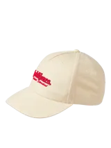 Gorro tipo baseball de color crema (buttercream) con visera curva. Presenta un bordado frontal en hilo rojo con el logo de Jack & Jones y texto secundario en cursiva.