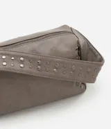 Cartera baguette de PU desteñido color gris, con correa de hombro ancha y tachas aplicadas. Cierre por cremallera.