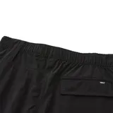 Short color arena con cintura elástica ajustable con cinturón de hebilla y bolsillo lateral con logo de la marca.