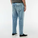 Pantalón de jean con corte regular y diseño de cinco bolsillos, en tono azul claro con efecto lavado.