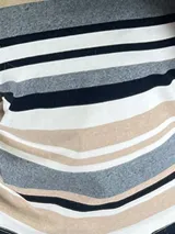 Remera de algodón con rayas horizontales en tonos beige, blanco, gris y negro, de corte clásico y mangas cortas.