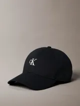 Gorra de béisbol Calvin Klein color negro, con visera curva y logo 'ck' bordado en blanco en el frente. Cuenta con cierre ajustable en la parte posterior.