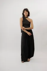 Pantalon sastrero azul marino, de corte ancho y fluido, con cintura elastizada y diseño holgado.