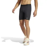 Calza corta de running Adidas Adizero, color negro, de ajuste ceñido y cintura de corte medio. Confeccionada con tejido liviano y bolsillos laterales. Presenta detalles reflectantes y la palabra "ADIZERO" repetida en la banda elástica de la cintura.