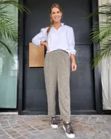 Pantalón de vestir color beige con estampado de espiga, pretina elastizada y corte recto.