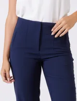 Pantalón sastrero slim negro de tiro alto, con pretina anatómica, pinzas verticales frontales y cierre oculto. Tiene bolsillos laterales inclinados y pinzas traseras para un ajuste favorecedor.
