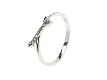 Anillo de plata 925 con forma de flecha y circonias.