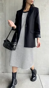 Vestido midi sin mangas con rayas horizontales blancas y negras, cuello redondo y corte recto.