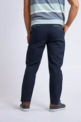 Pantalón chino color beige de gabardina, corte regular y logo bordado.