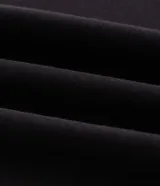 Pantalón de pijama masculino de corte recto, confeccionado en tejido de modal, poliéster y elastano. Presenta un diseño liso con cintura elástica y cordón ajustable para mayor comodidad.