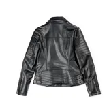 Campera negra de cuero sintético con cierre asimétrico, cuello solapa con broches a presión, cuatro bolsillos externos con cierre y botón, herrajes plateados y ajuste regular.