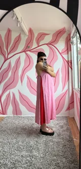 Vestido midi de viscosa, color rosa y rojo, con breteles finos y corte evasé.