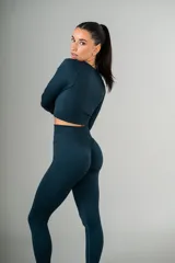 Remera manga larga color borgoña, de tejido acanalado y corte cropped.