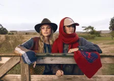 Bufanda tejida a mano color negro, con bordado de un caballo y la frase "The Ranch Dress Code".