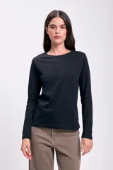 Remera básica negra de manga larga y cuello redondo.