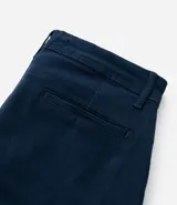Pantalón skinny negro de sarga con elastano, estilo social, con cierre de botón y cremallera, y cintura con trabillas.