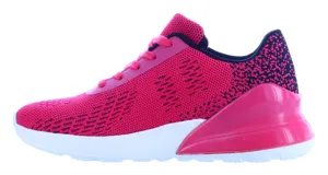 Championes deportivos color fucsia con detalles en negro y blanco. Presentan una capellada de malla transpirable, cordones fucsia, y una suela blanca con detalles en fucsia en el talón. El logo de la marca es negro y se encuentra en el lateral.