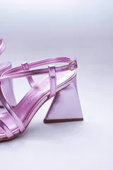 Sandalia negra de tacón con punta cuadrada y tiras finas cruzadas en el empeine.