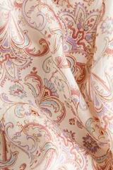 Vestido midi strapless en mezcla de viscosa, con estampado paisley en tonos rosados, azules y marrones sobre base beige. Presenta cuerpo fruncido elástico con volados en el escote y falda con corte escalonado.