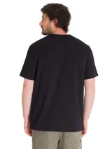 Remera negra de manga corta con cuello redondo y el logotipo de la marca Caterpillar impreso en el pecho en color blanco con detalle amarillo.