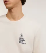 Remera de algodón color crema, de corte recto, con cuello redondo y mangas cortas. Estampa en el pecho con lettering "vento na cara, solto no mundo".