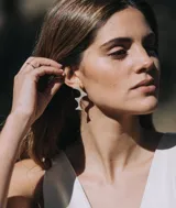 Aros colgantes de nácar con diseño abstracto.