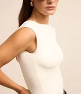 Blusa sin mangas color verde lima, de cuello redondo y corte ajustado.