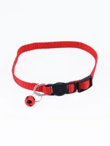 Collar rojo para gato con hebilla negra con forma de oso y cascabel.