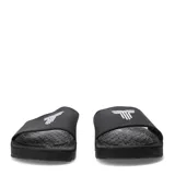 Sandalias de tipo slide de color negro con suela texturizada y tira ancha superior que incluye el logotipo de la marca en relieve de color blanco.