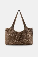 Maxi bolsa de algodón con estampado animal print, diseño rectangular con asas de hombro y bolsillos laterales.